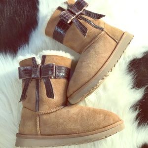 Size 7 Ugg fur boots with bows